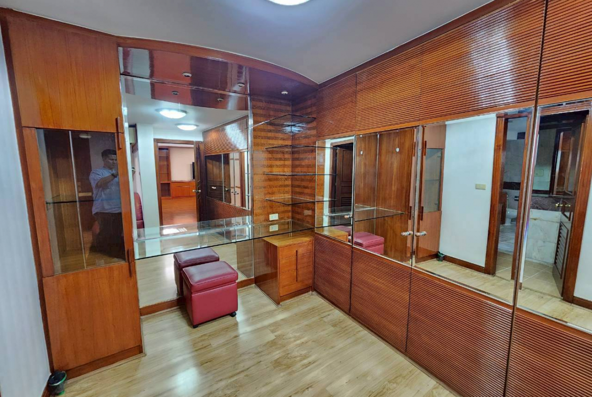 Master dressing room