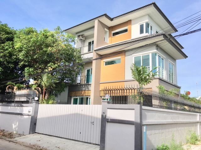 For Sale and Rent Bangkok House on Sutthisan Road near MRT Sutthisan in Huai Khwang BRE7603