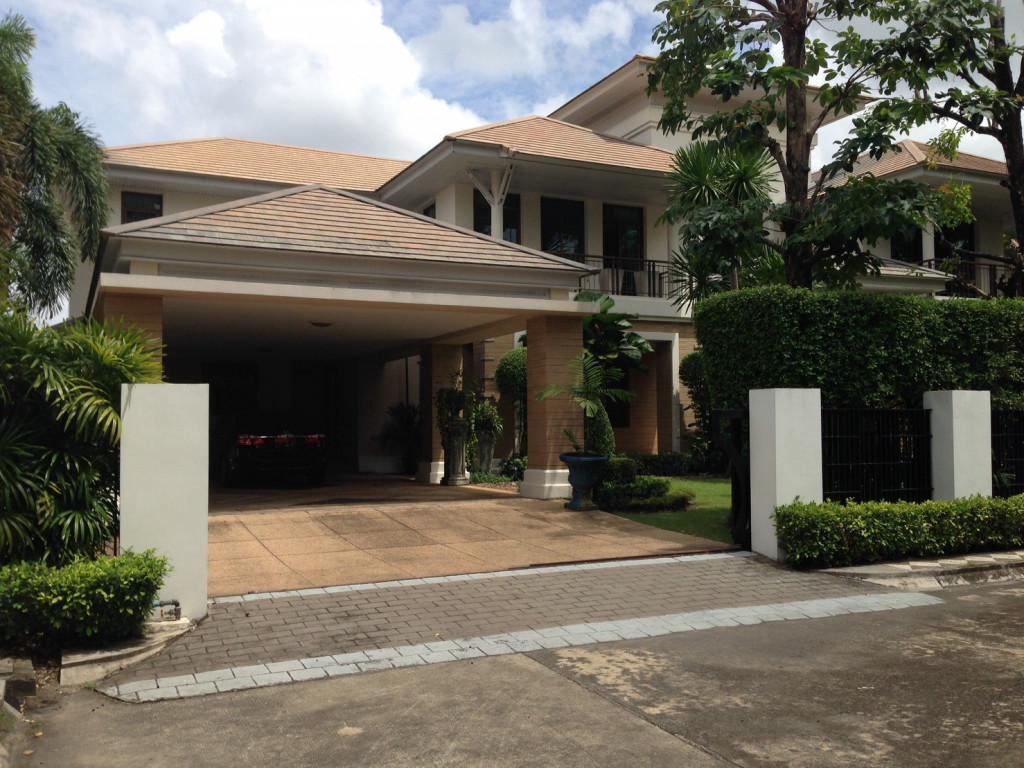 For Sale and Rent Bangkok House Narasiri Phatthanakan Suan Luang BRE9217